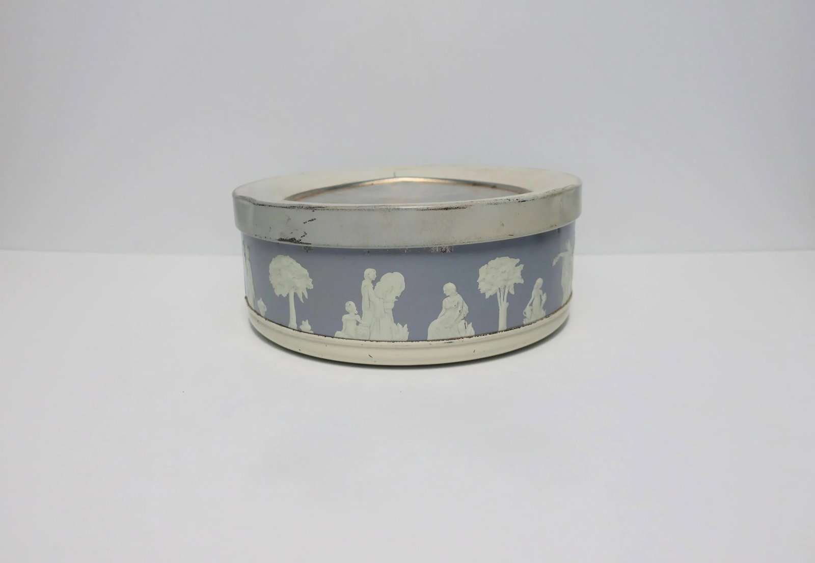 Neoclassical Round Box in the Style of Wedgwood - 8