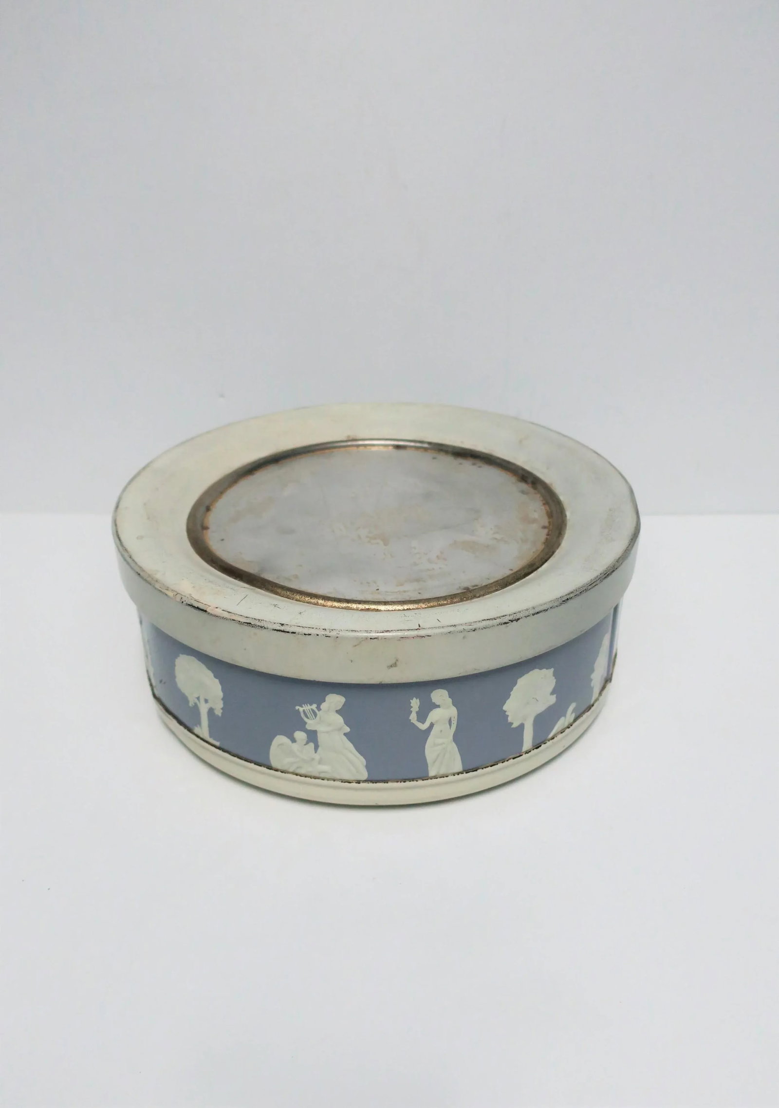 Neoclassical Round Box in the Style of Wedgwood - 9