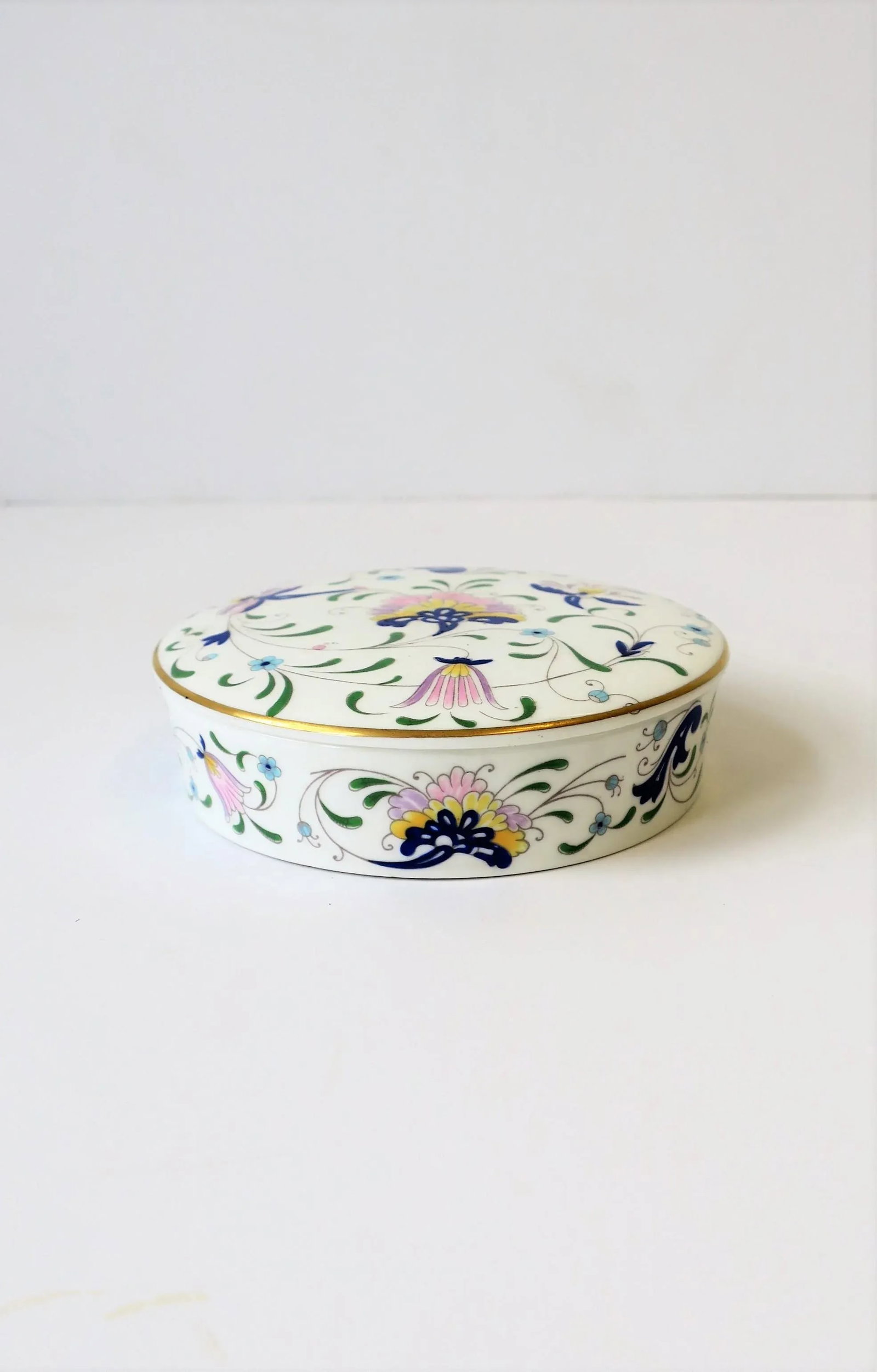 English Blue and White Porcelain Round Jewelry or Trinket Box - 10