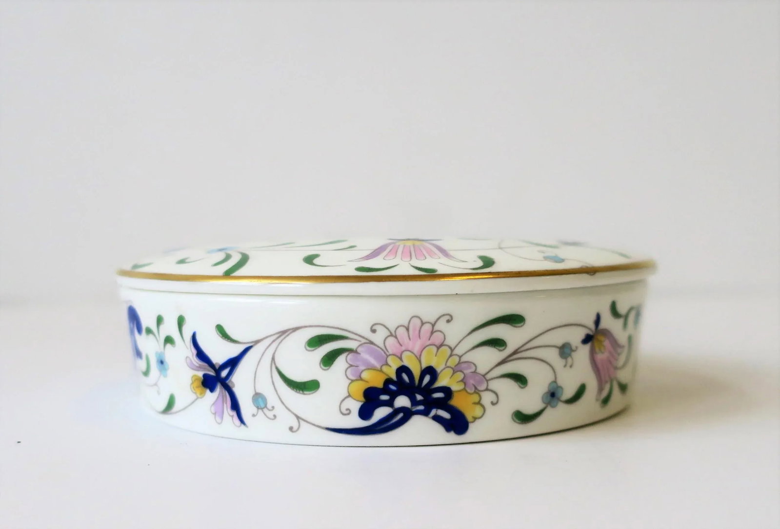 English Blue and White Porcelain Round Jewelry or Trinket Box - 11