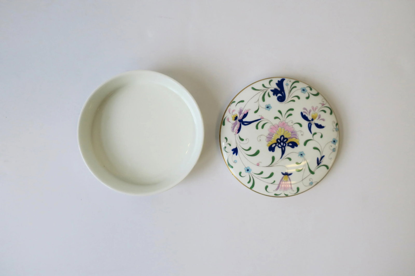 English Blue and White Porcelain Round Jewelry or Trinket Box - 3