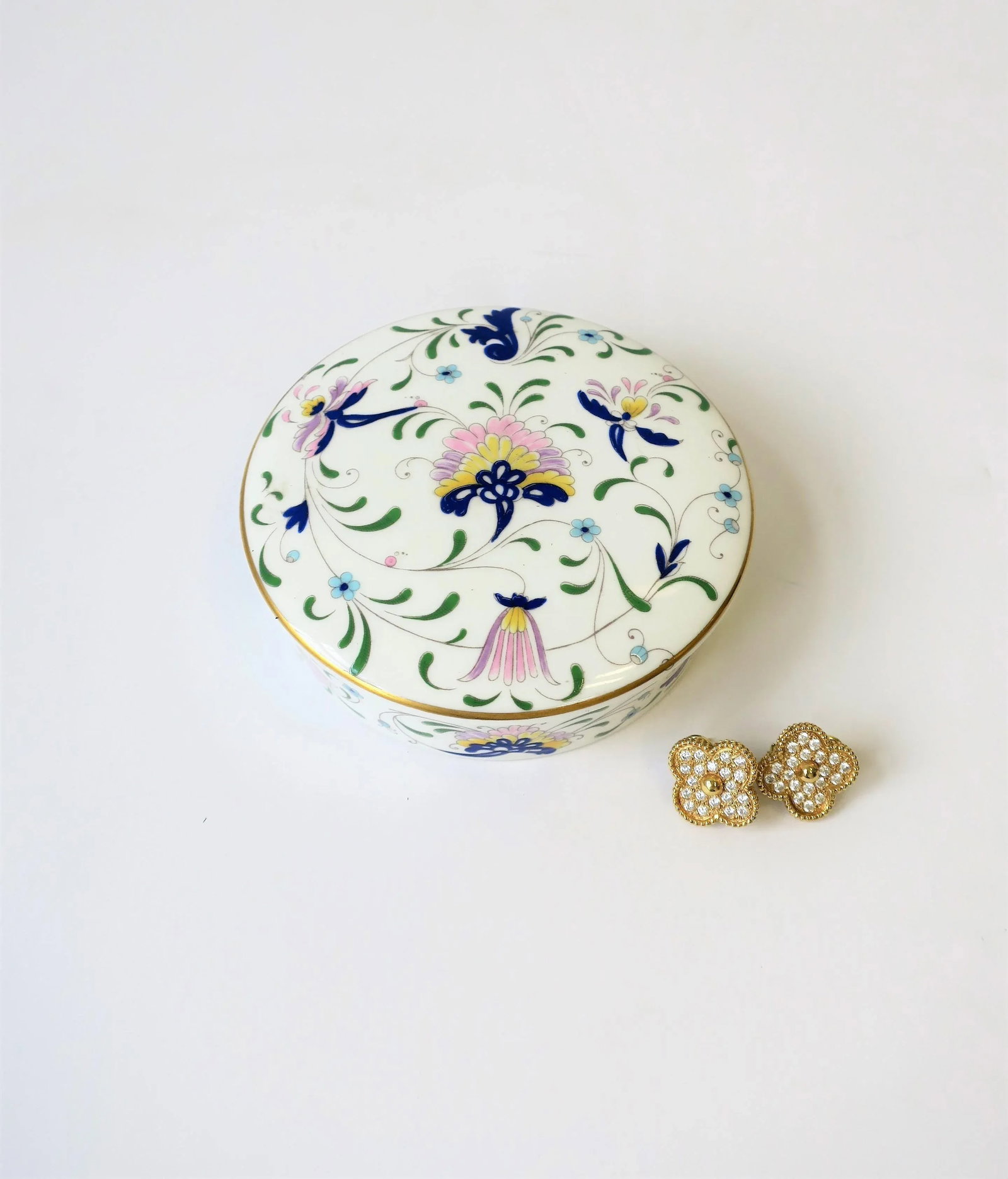 English Blue and White Porcelain Round Jewelry or Trinket Box - 6