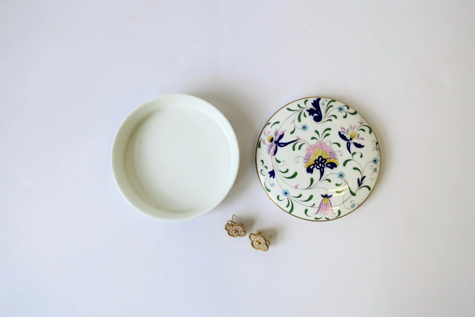 English Blue and White Porcelain Round Jewelry or Trinket Box - 8