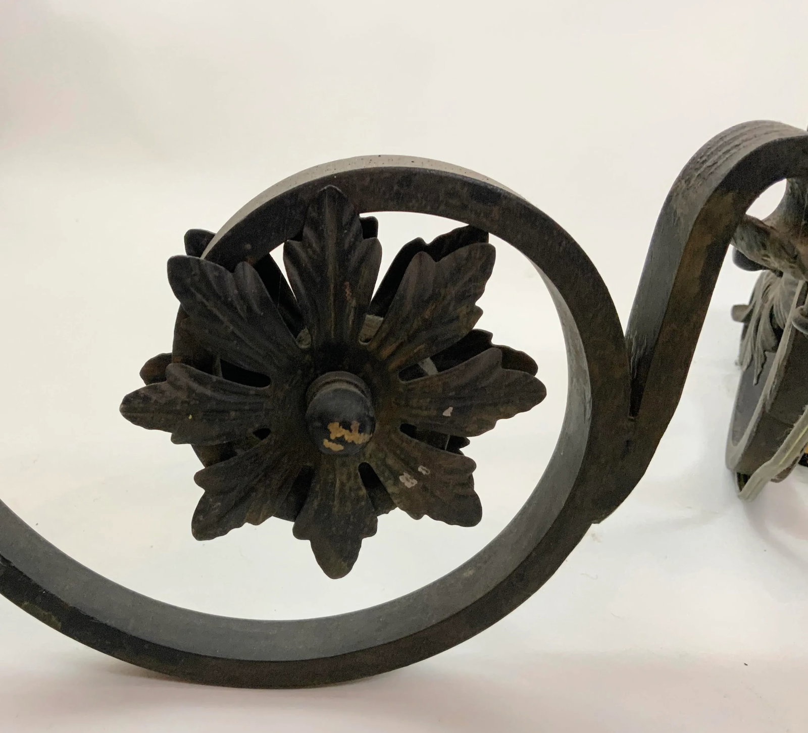 Iron Floor Lamp With Floral Motif - 10