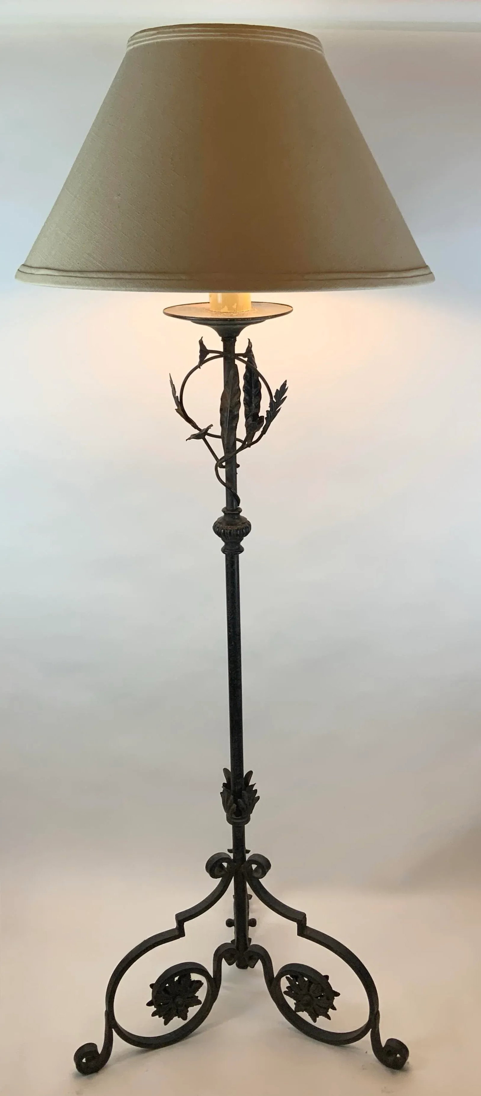 Iron Floor Lamp With Floral Motif - 2
