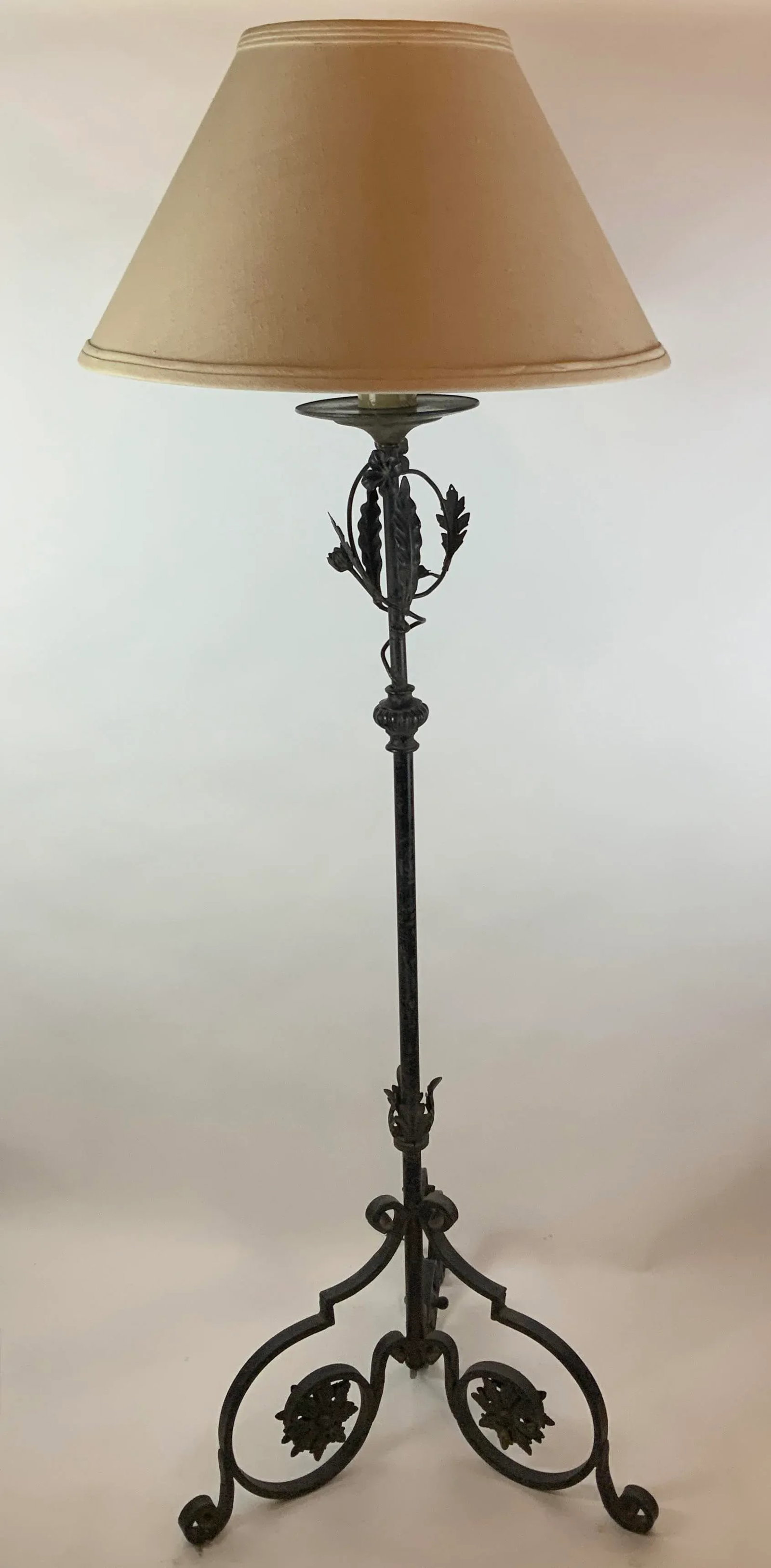 Iron Floor Lamp With Floral Motif - 3