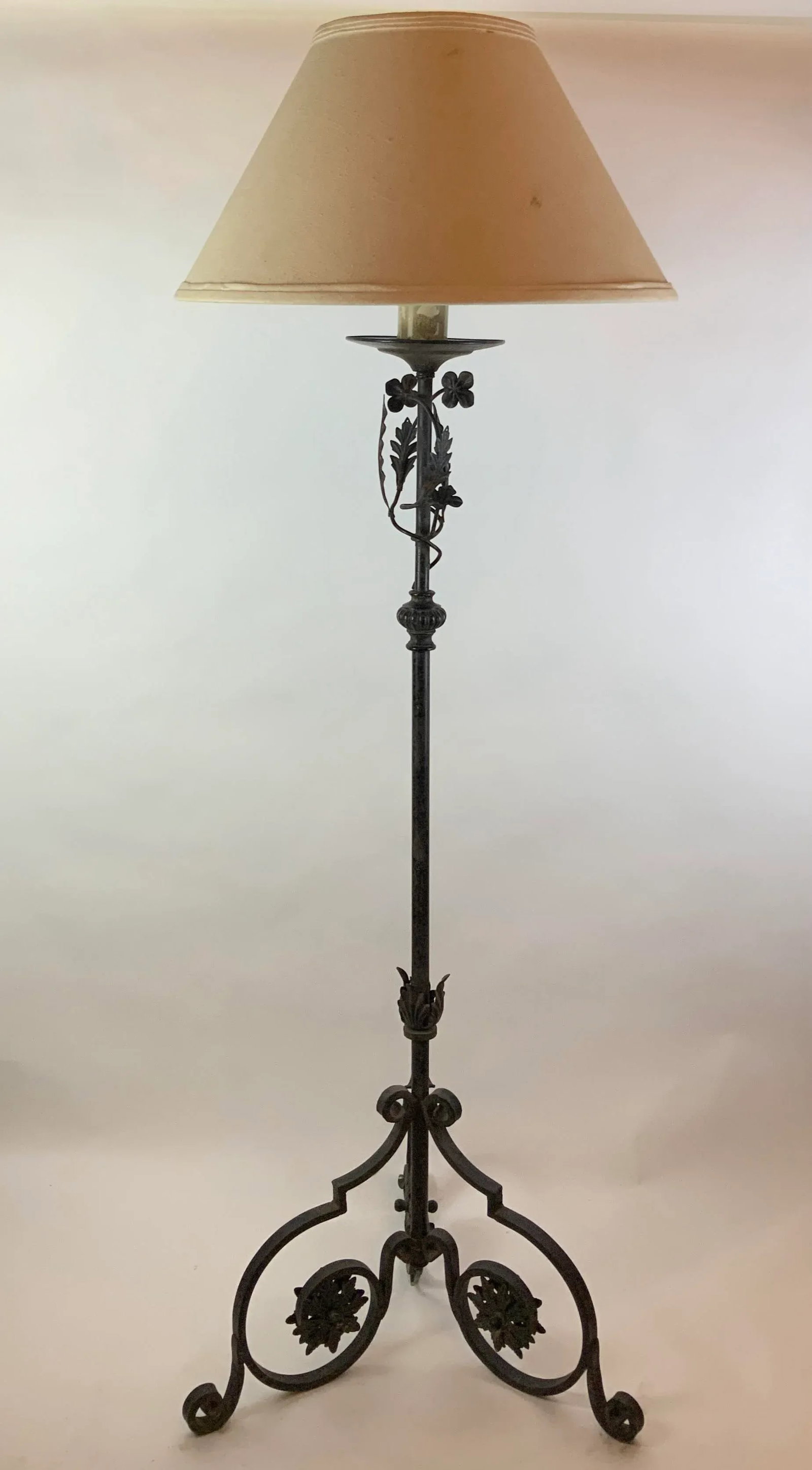 Iron Floor Lamp With Floral Motif - 4