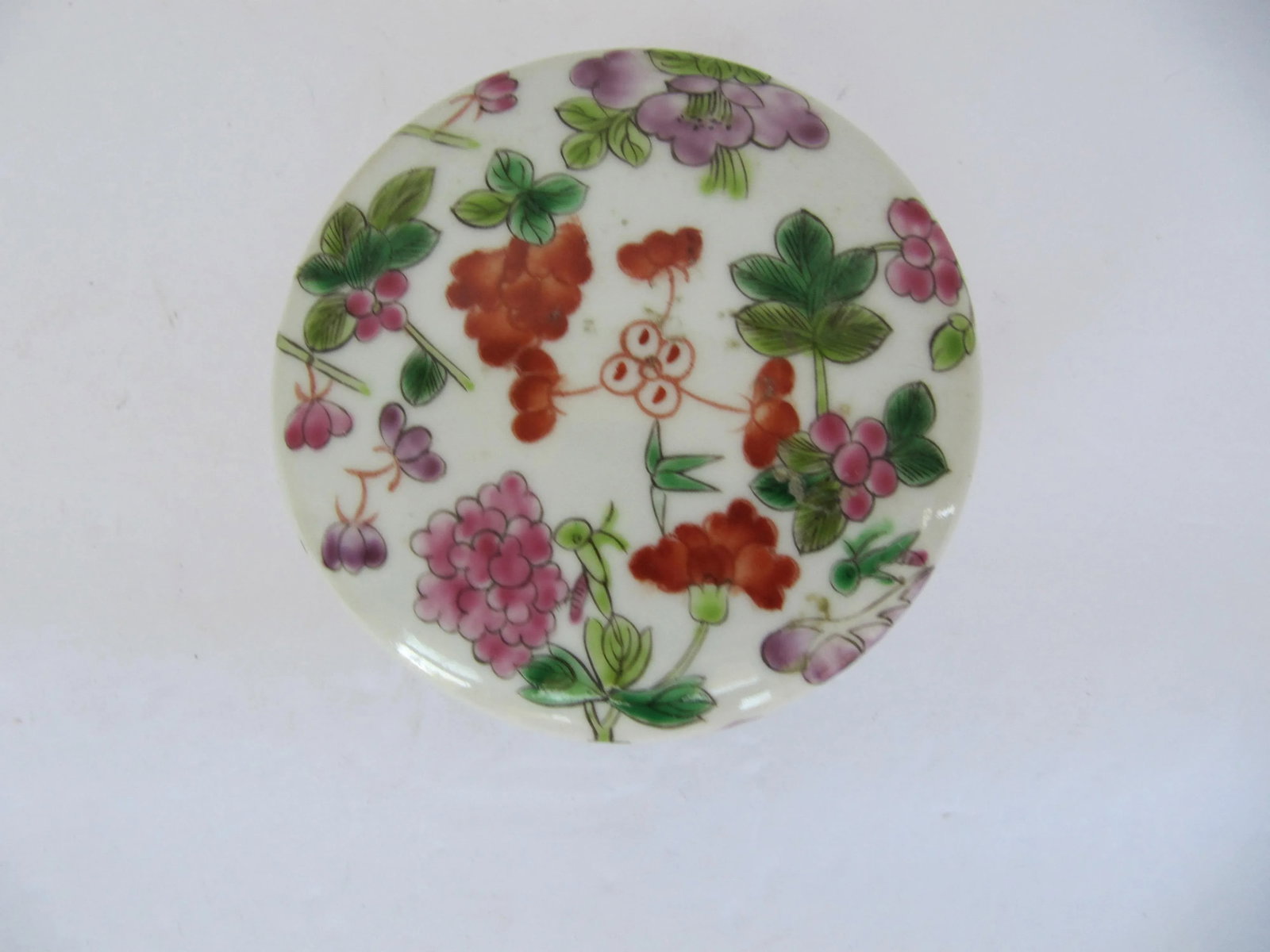 Round Chinoiserie Porcelain Box With Flowers - 2
