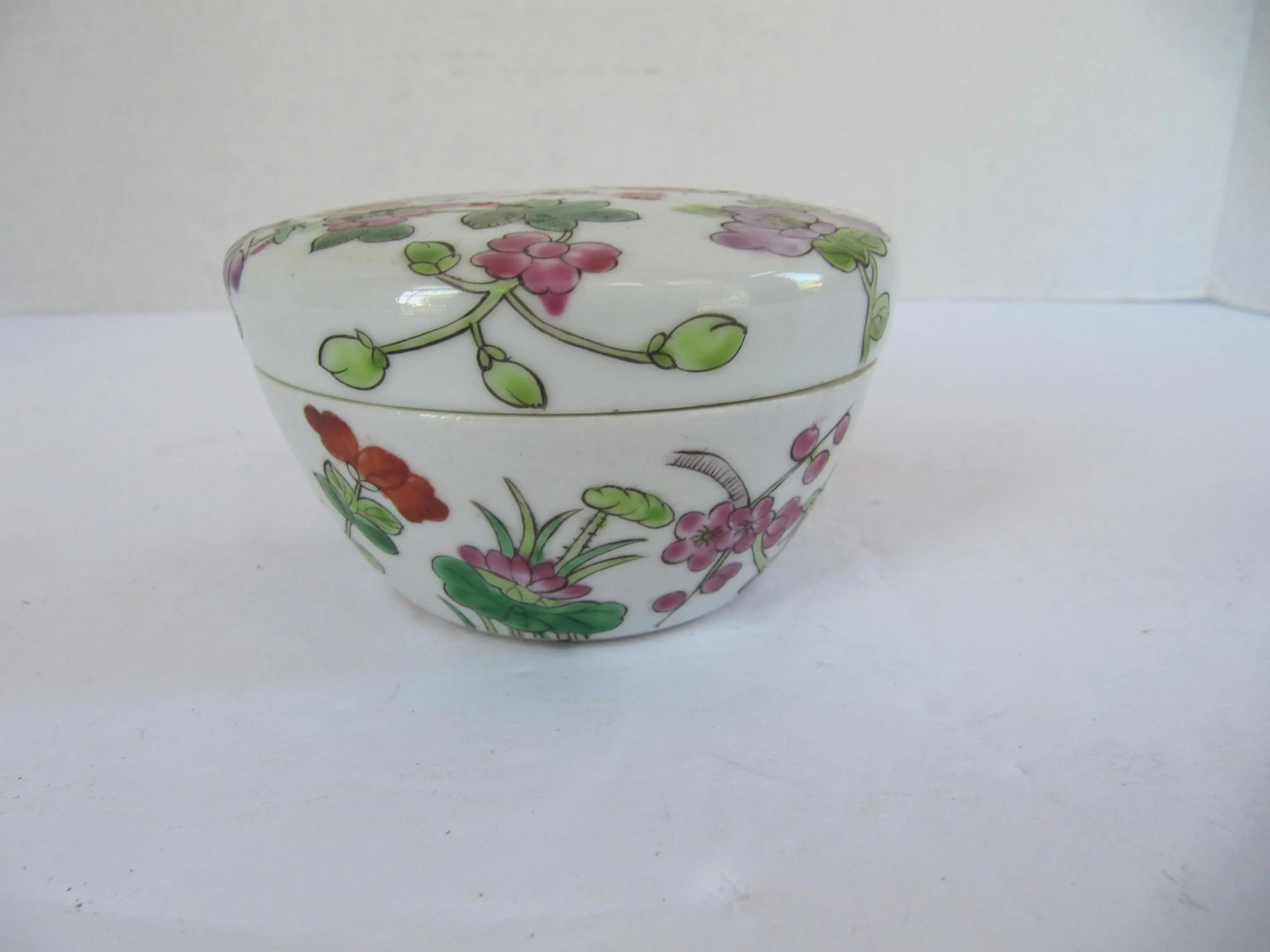 Round Chinoiserie Porcelain Box With Flowers - 3