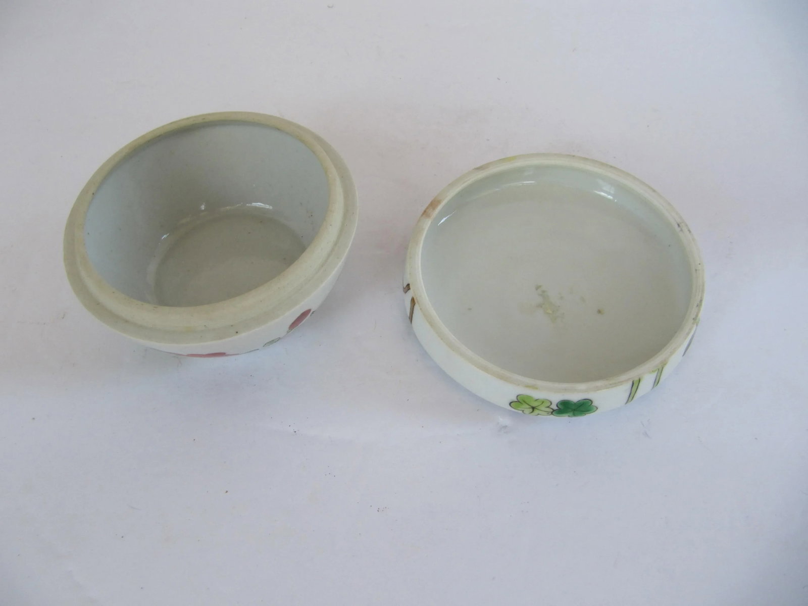 Round Chinoiserie Porcelain Box With Flowers - 5