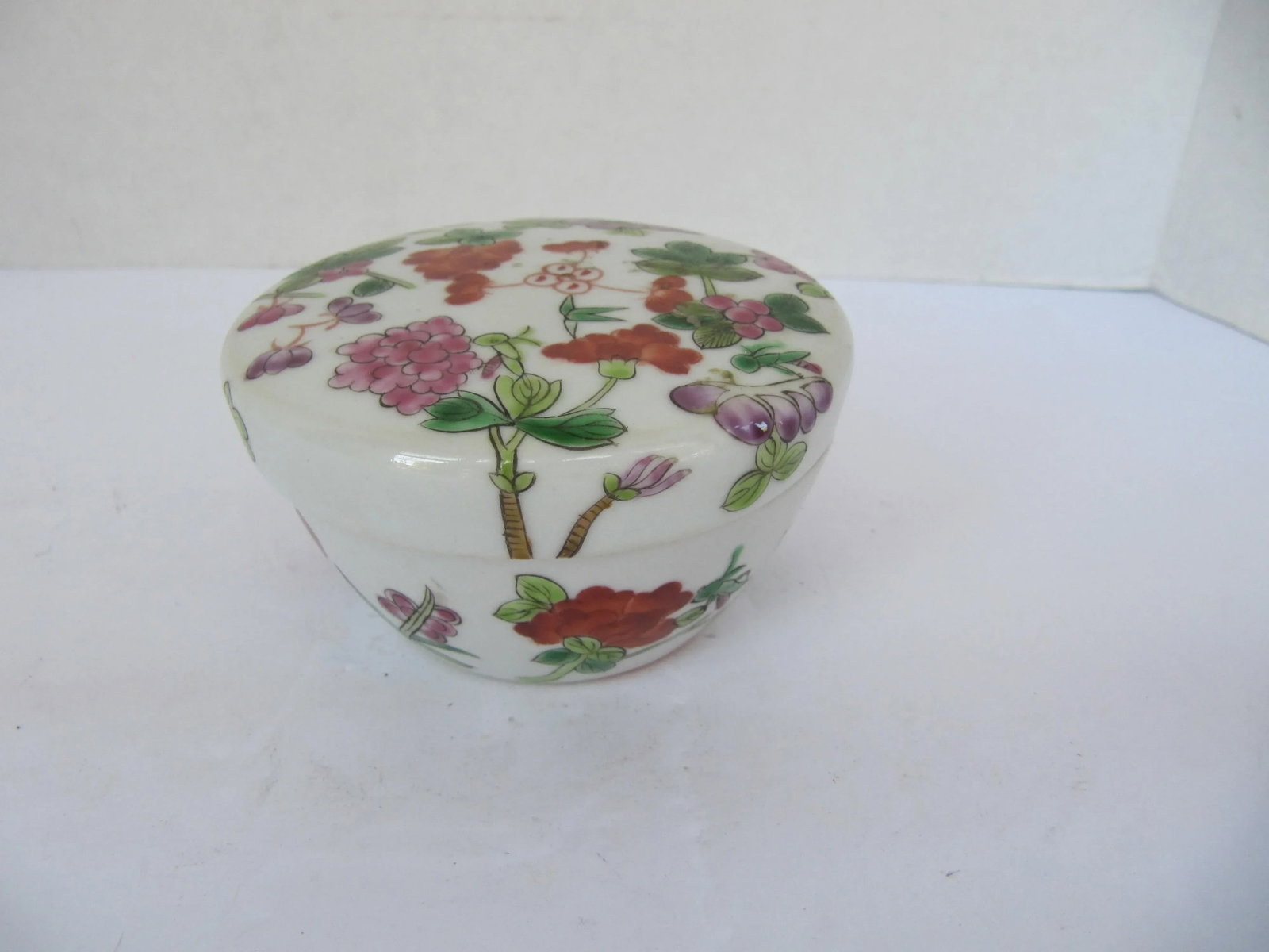 Round Chinoiserie Porcelain Box With Flowers - 6