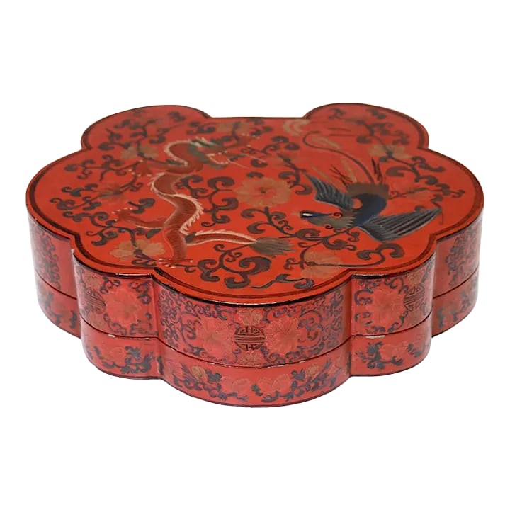 Large Antique Chinese Red Lacquer Lobed Gift / Storage Box With Dragons & Phoenix: Very high quality and surprisingly large antique Chinese red lacquer box. This rare rich red lacquer box is hand decorated with fine sgraffito work, the top portrays the eternal fight between a five
