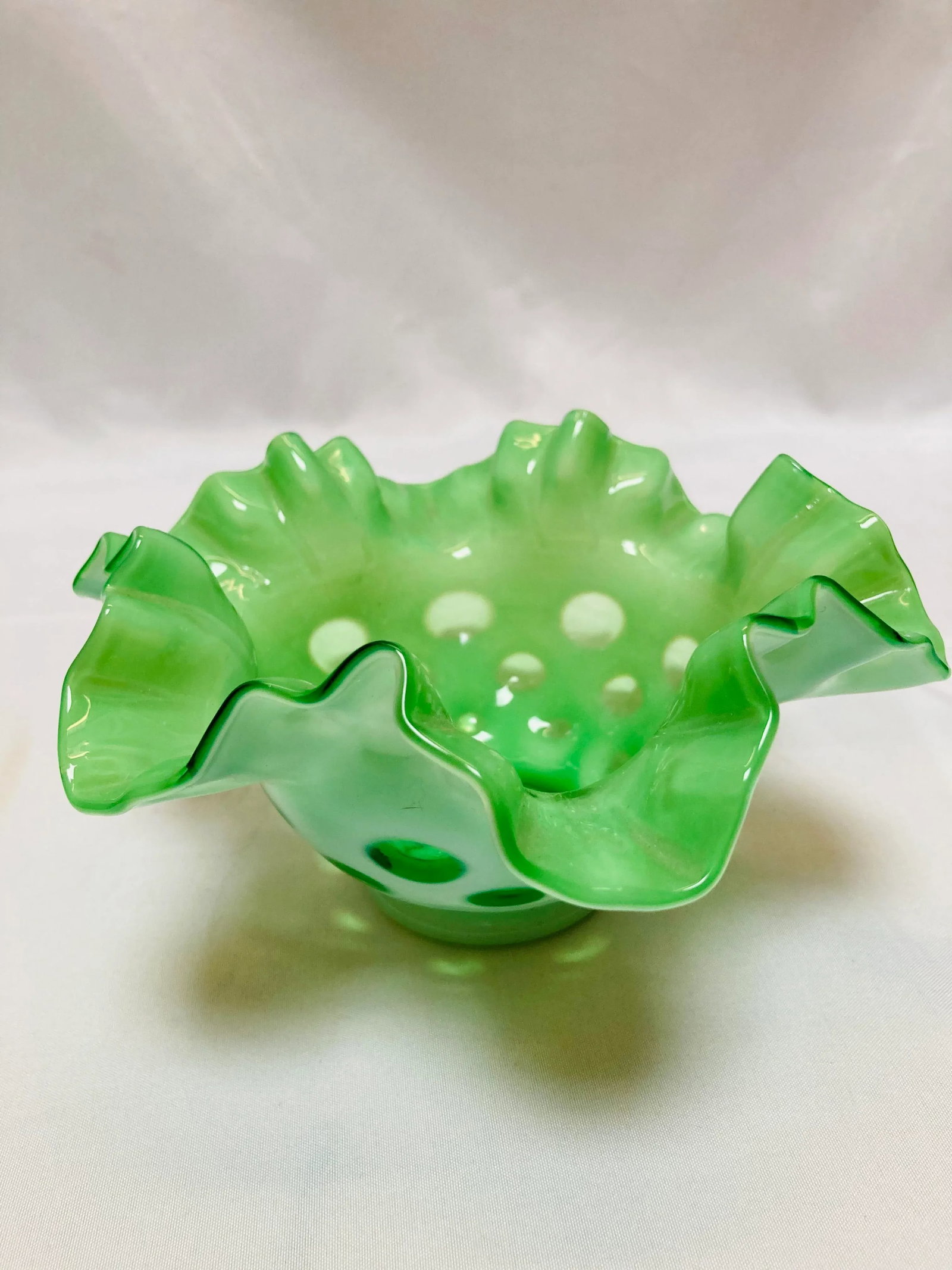 Early 20th Century Vintage Fenton Coin Dot Green Ruffled Bowl - 2