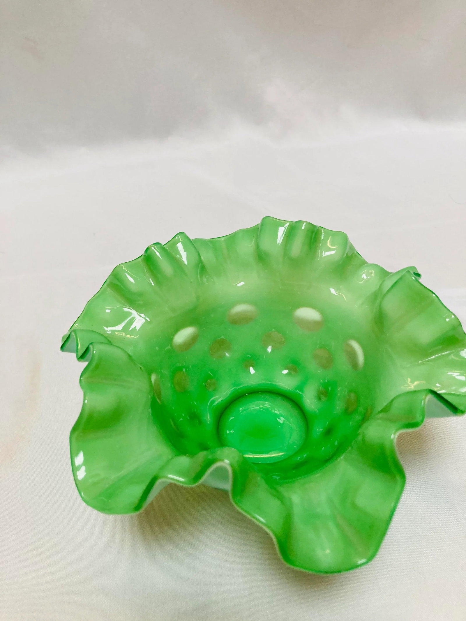 Early 20th Century Vintage Fenton Coin Dot Green Ruffled Bowl - 3