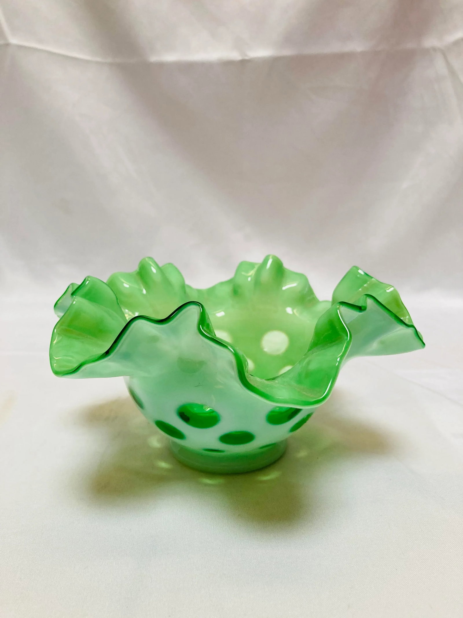 Early 20th Century Vintage Fenton Coin Dot Green Ruffled Bowl - 5
