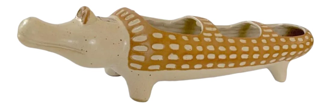 Vintage 1970s David Stewart Lion Alligator Valley Stoneware Crocodile Incised Planter: Delightfully whimsical, 1970s, RARE Mid-Century modern, incised stoneware planter by David Stewart for Lion's Valley Stoneware. This alligator or crocodile shaped vessel has three openings and spans
