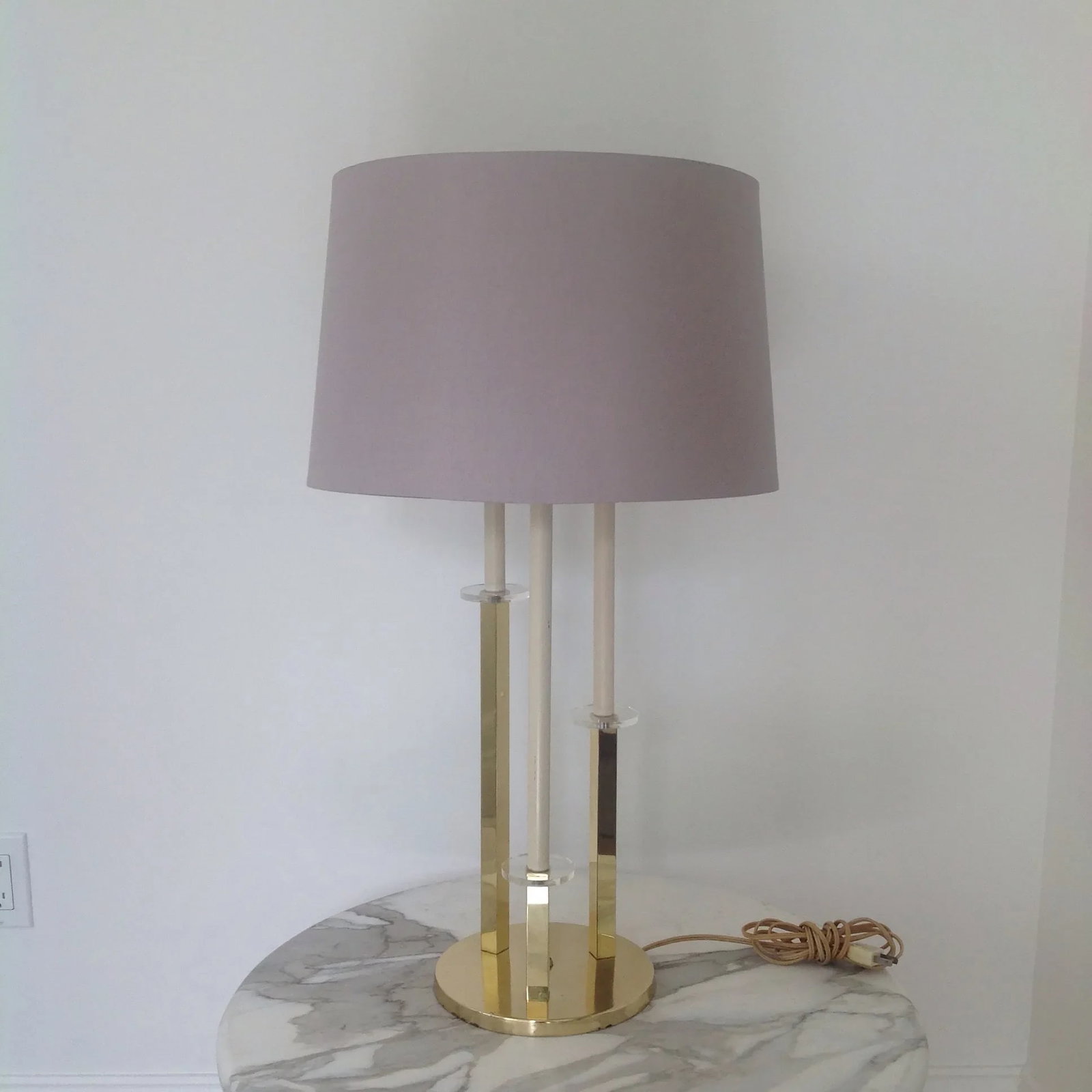 Hollywood Regency Style Brass & Lucite Table Lamp - 9
