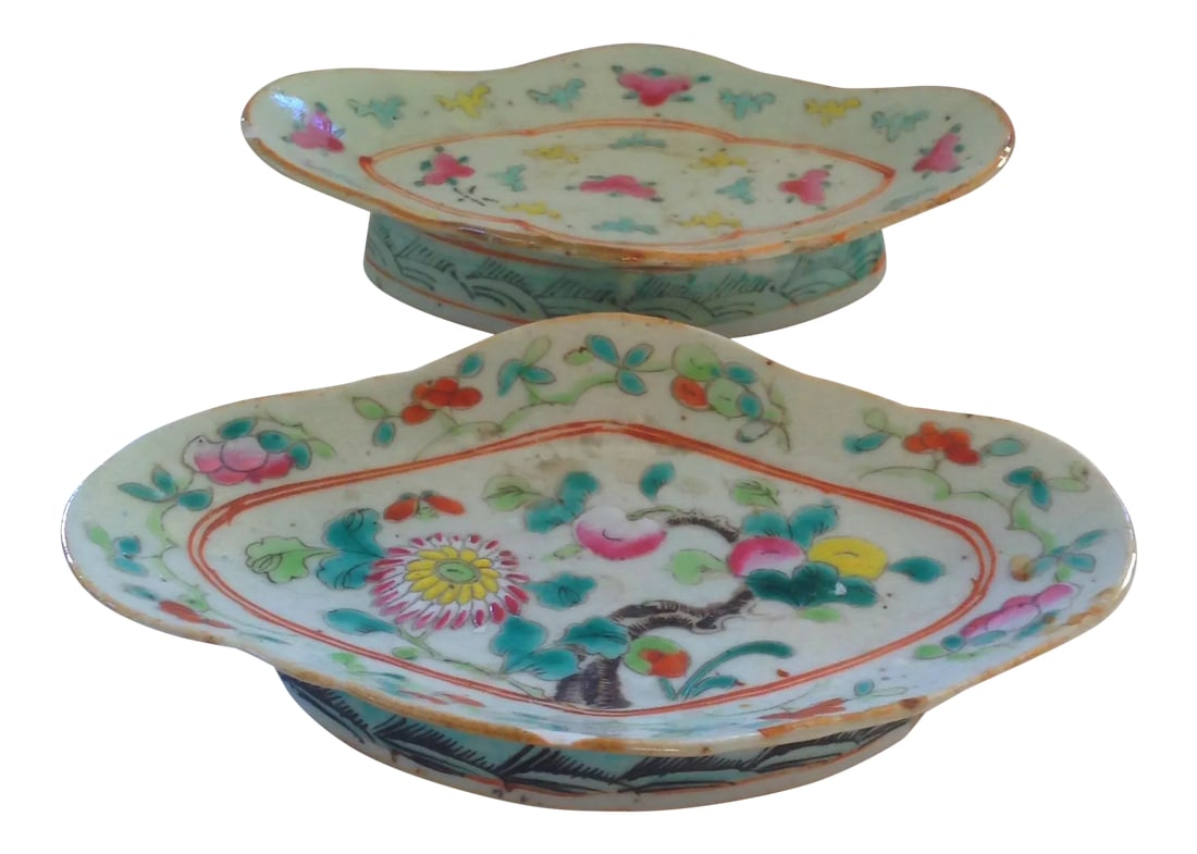 19th C. Chinese Export Serving Dishes, a Pair: Antique 19th c. Chinese export porcelain serving dishes. Decorated in famille rose with floral bouquets and sprigs in famille verte. Each is raised on an oval base. One minor rim chip on each.