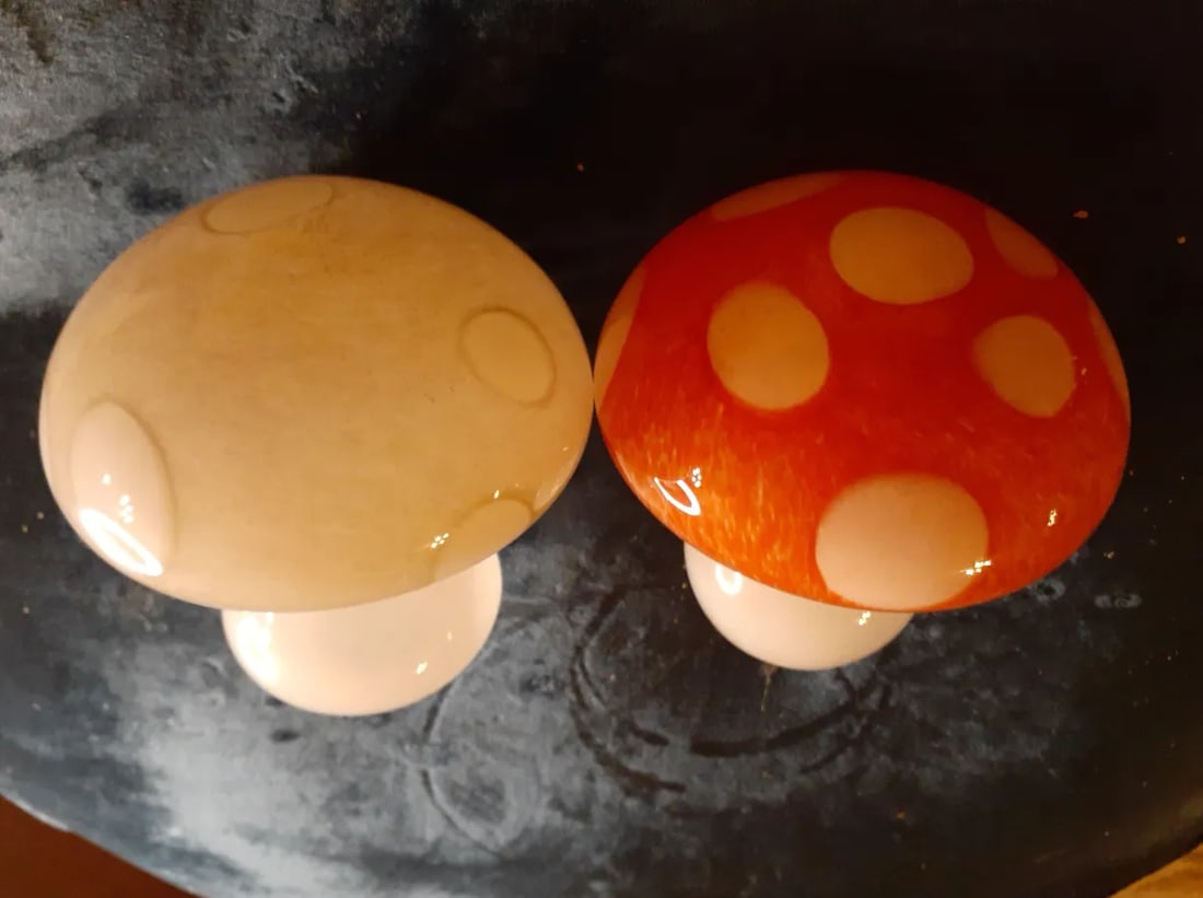 Pair of Vintage Art Glass Mushroom Figurines - 8