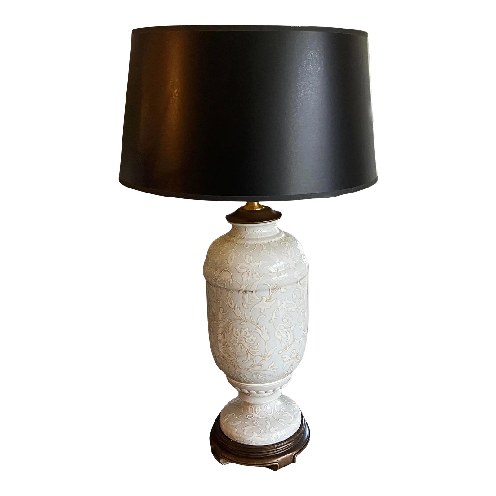 Vintage Mid-Century Modern Ceramic Jar White Lace Details Large Table Lamp: Vintage Ceramic Jar White Lace Details Large Table Lamp Mid-Century Modern style with an exquisite design Rare find with unique craftsmanship Perfect for decor styles and versatile decoration Perfect 