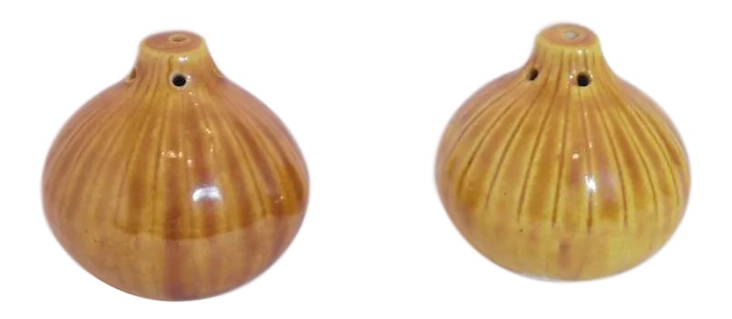 Retro Onion Salt and Pepper Shakers - a Pair: This playful little set of onions are salt and pepper shakers in excellent condition. Acquired from one of the biggest salt and pepper collections on the east coast. Dimensions listed below are for