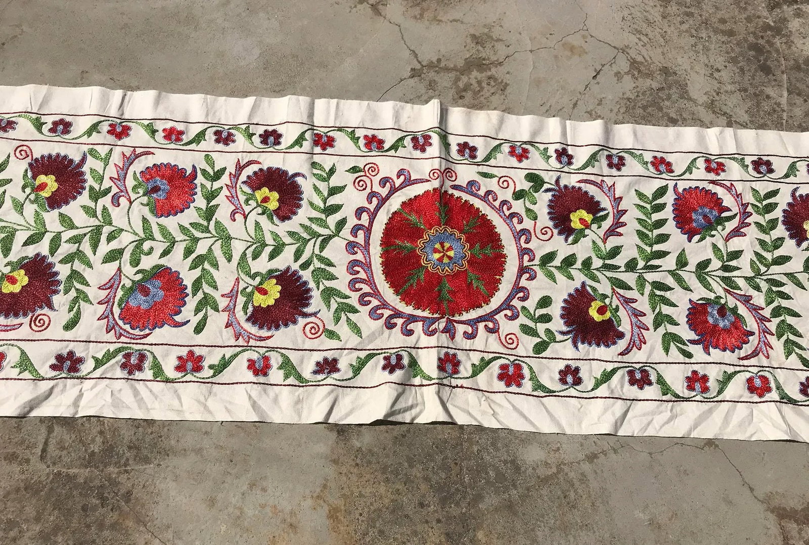 Art Deco Suzani Handmade Red and Green Crochet Table Runner - 4