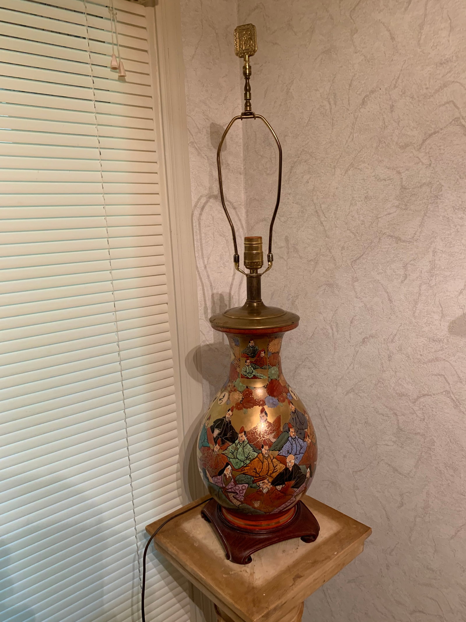 1960s Chinoiserie Hand Painted Porcelain Lamp - 13