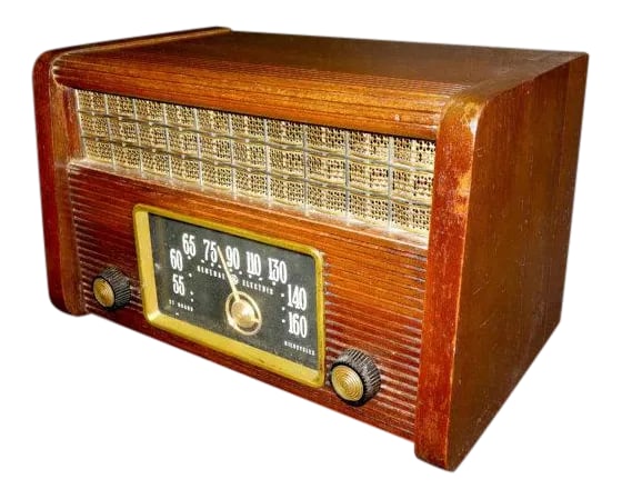 1946 General Electric Wood Table Radio: Submitted for your consideration is this circa 1946 GE radio wood cabinet table radio. All original vintage look and sold for display only. Not tested and not sold as working but inside components app