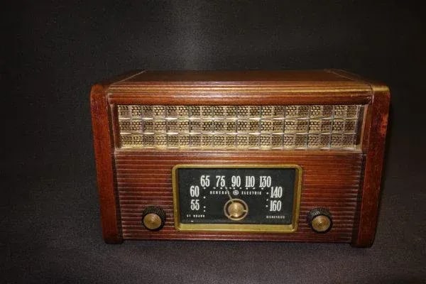 1946 General Electric Wood Table Radio - 3