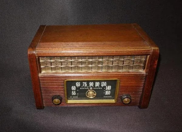 1946 General Electric Wood Table Radio - 4