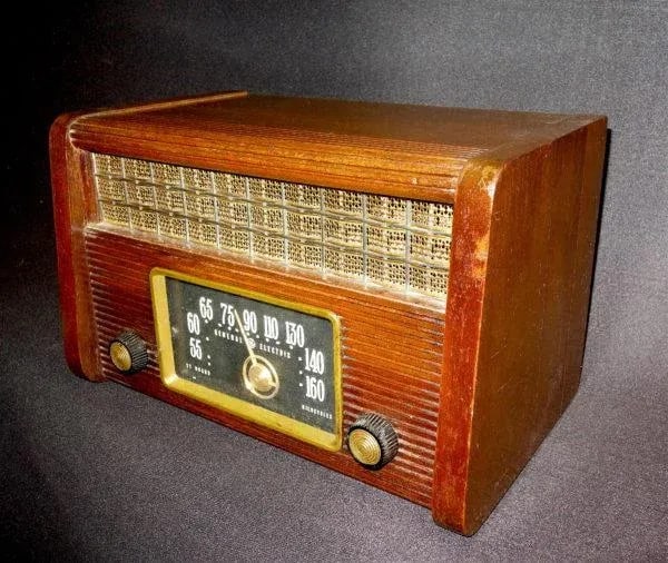 1946 General Electric Wood Table Radio - 6