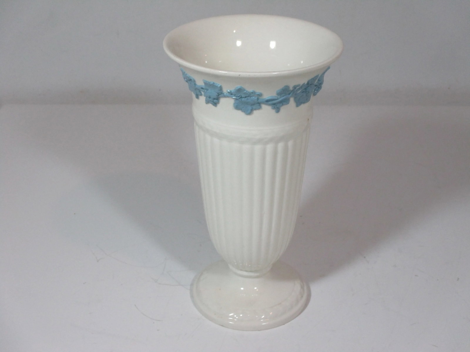 Vintage Wedgwood Queens Ware Vase - 4