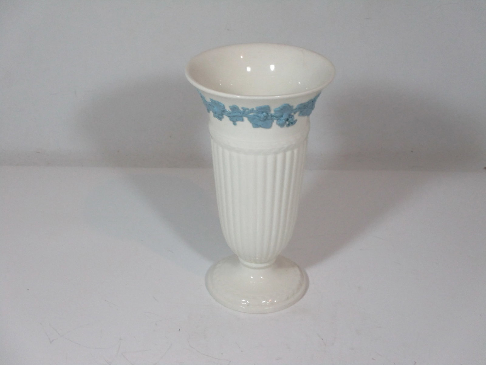 Vintage Wedgwood Queens Ware Vase - 7