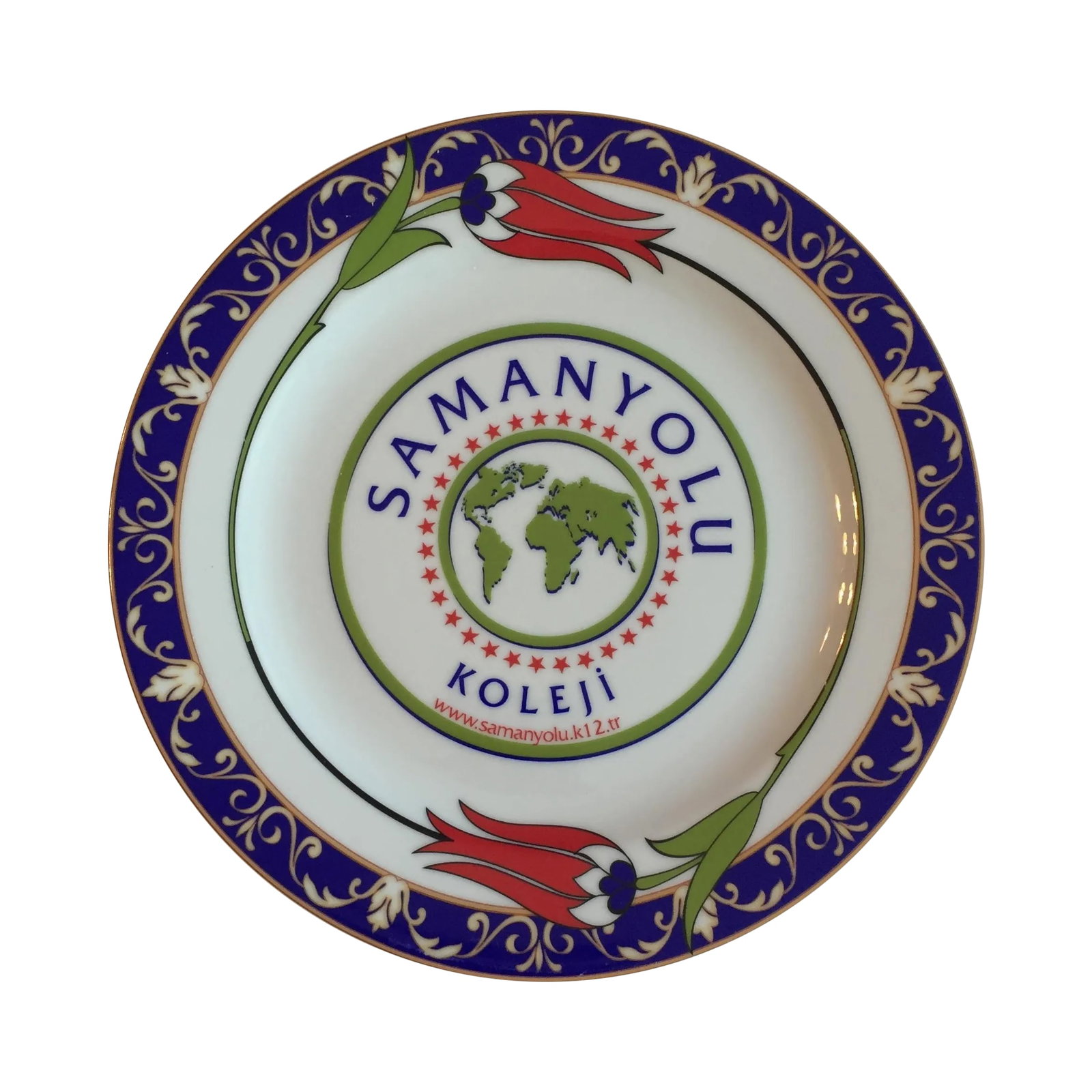 Samanyolu Koleji College Plate: This is a stunning porcelain plate white with vivid cobalt blue, bright green and red designs that features the Samanyolu Kolegi college logo. Samanyolu Koleji is a college in Turkey. Condition: