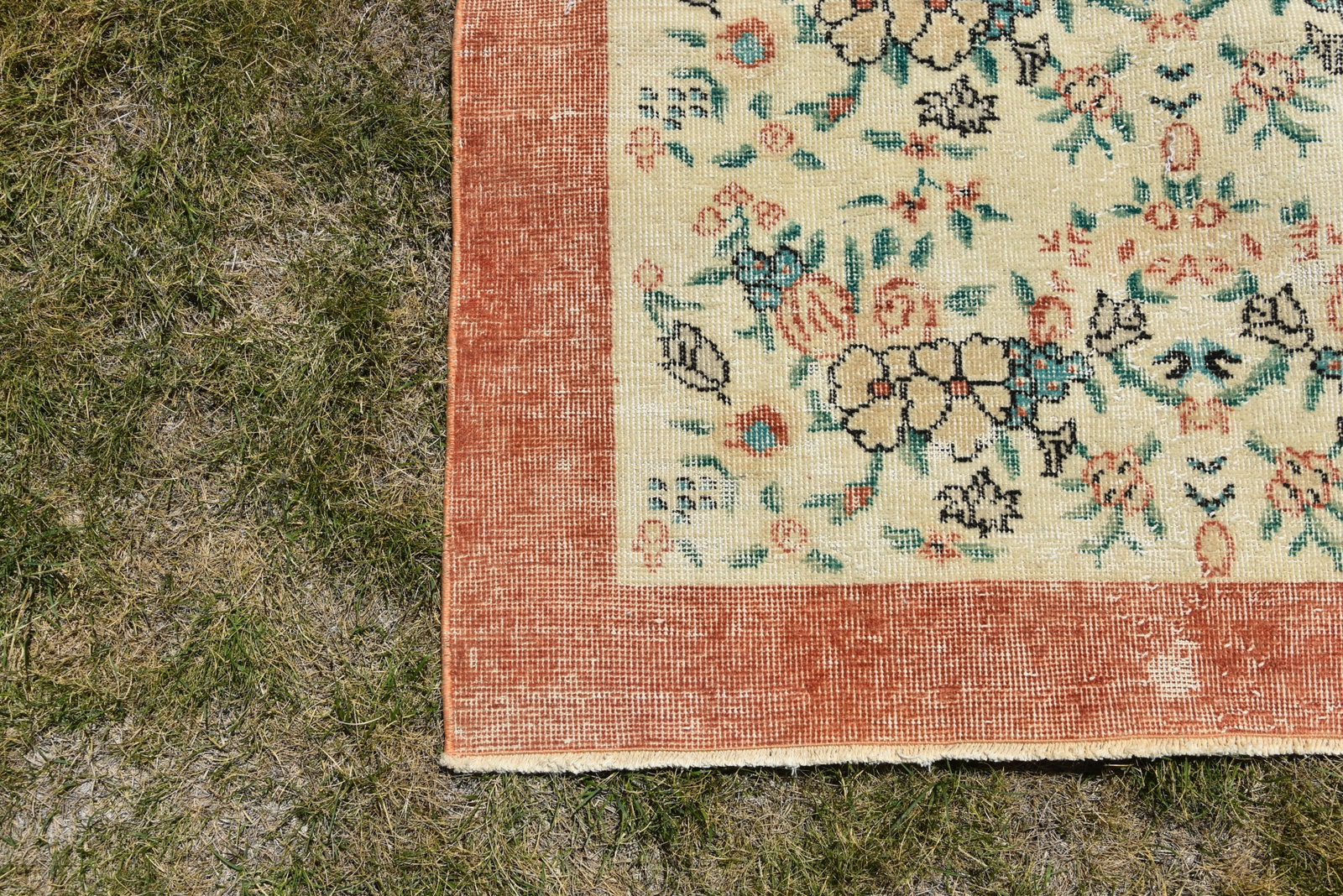 1970s Vintage Boho Style Hand Knotted Floral Beige Oushak Rug - 7