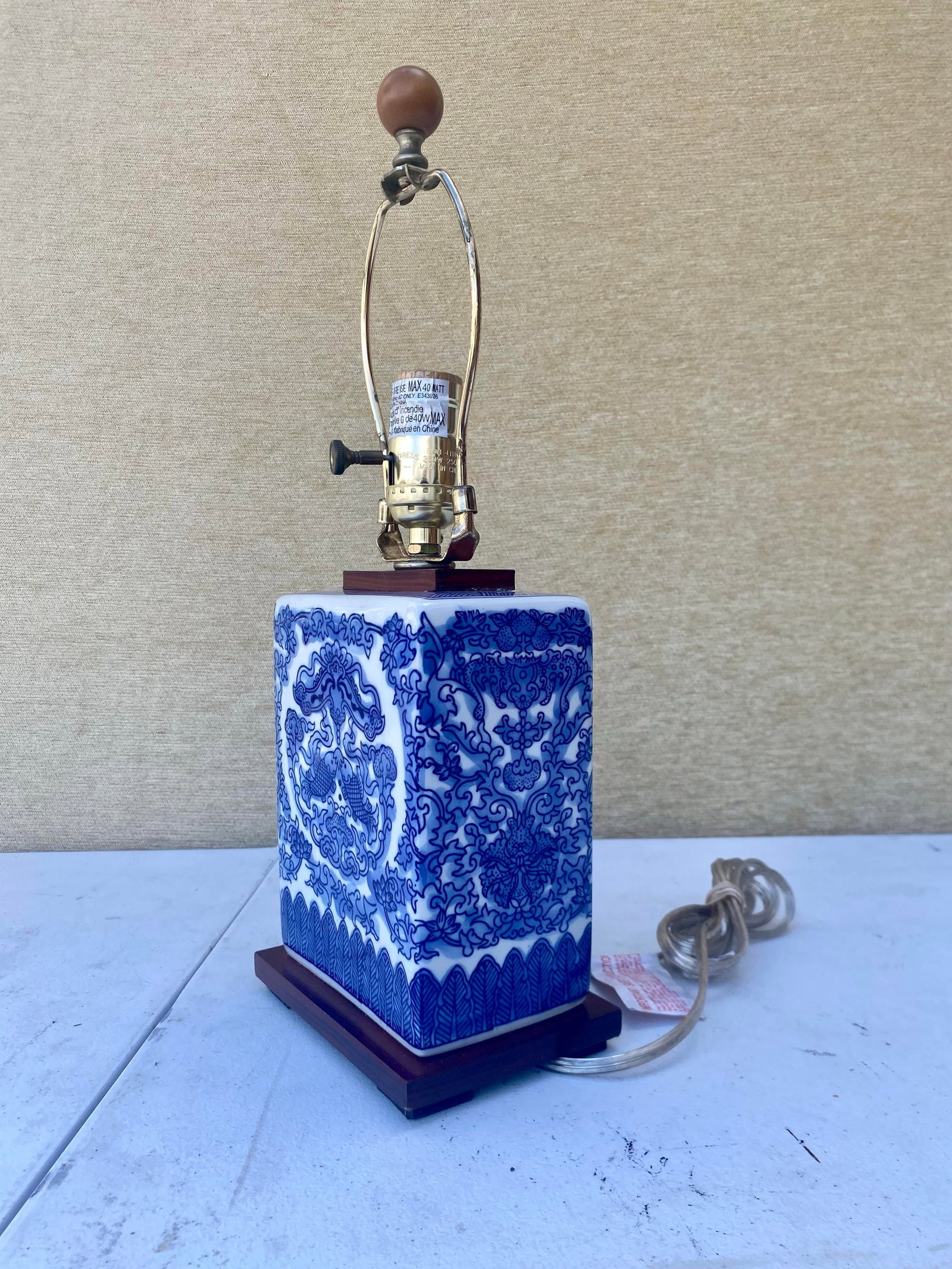 Ralph Lauren Blue and White Porcelain Koi Fish Table Lamp . - 4