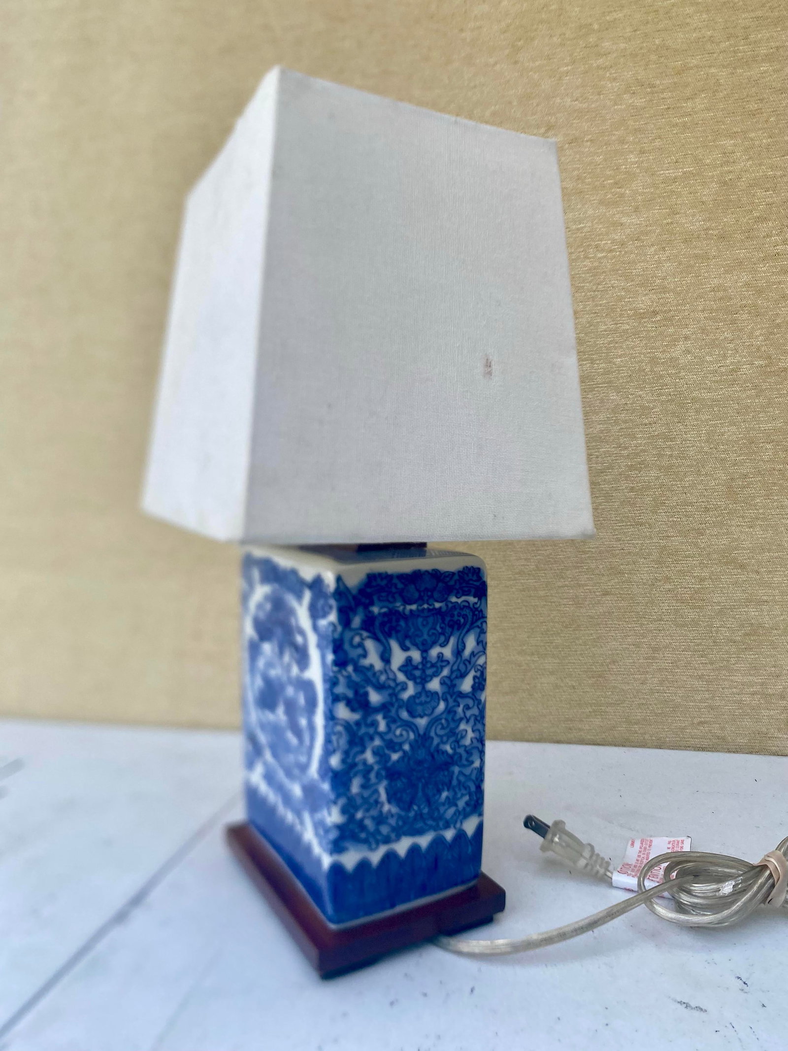Ralph Lauren Blue and White Porcelain Koi Fish Table Lamp . - 8