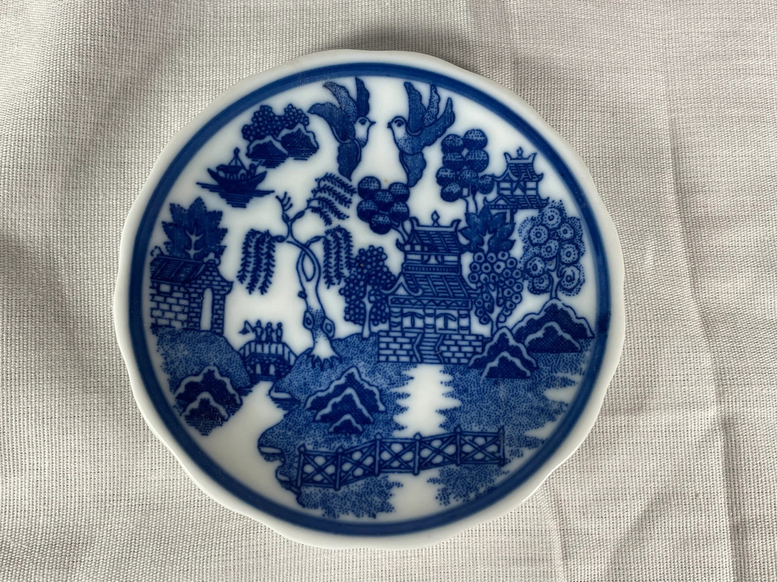 1960s Miniature Blue Willow Pattern Scalloped Edge Saucer, Japan - 4