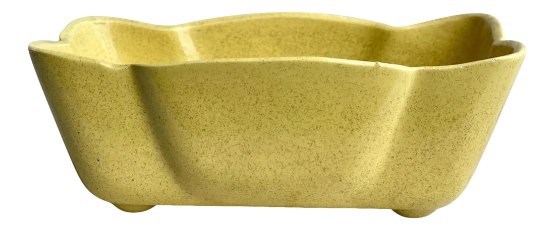 Vintage Boho Yellow Speckled Porcelain Indoor Bowtie Planter by Upco Pottery: A Boho Yellow Porcelain Bowtie Planter by Upco, Untied States, c. Mid 20th Century. This Planter would look exceptional while displayed in an array of interior styles. This Planter is perfect for