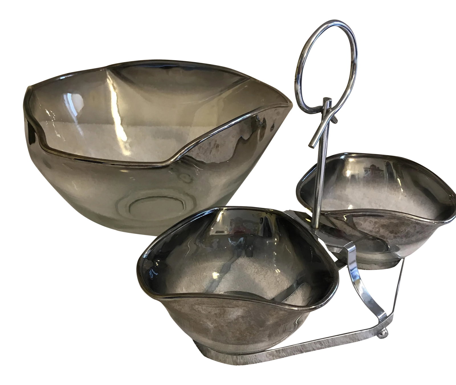 Dorothy Thorpe Chip & Dip Carrier Set: A vintage Dorothy Thorpe chip and dip with the carrier. The set is used and has some worn marks but has many more years of parties ahead! Large bowl 9 inches wide, 5 1/4 tall. 2 dips 5 inches wide, 3 