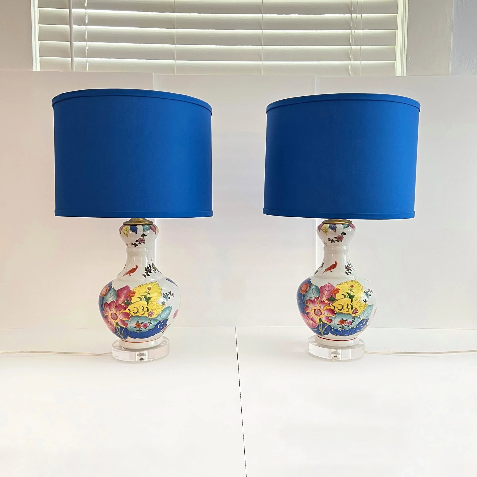 Late 20th Century Chinoiserie Tobacco Leaf Porcelain Lamps With Hued Blue Shades - a Pair - 12