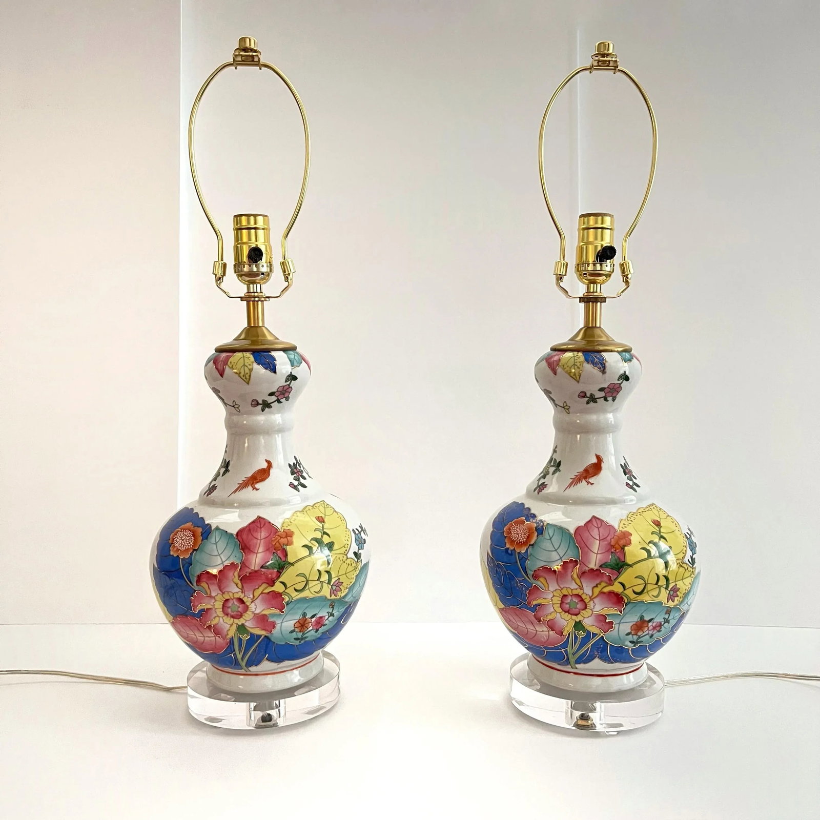 Late 20th Century Chinoiserie Tobacco Leaf Porcelain Lamps With Hued Blue Shades - a Pair - 3