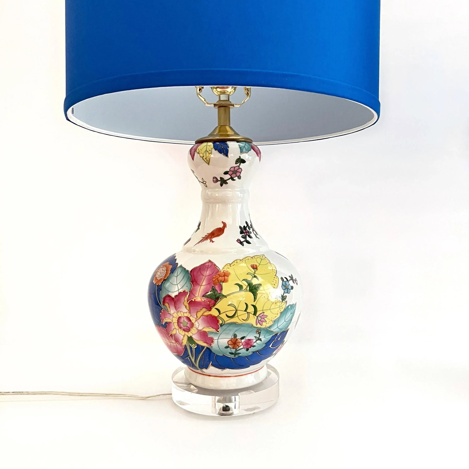 Late 20th Century Chinoiserie Tobacco Leaf Porcelain Lamps With Hued Blue Shades - a Pair - 4