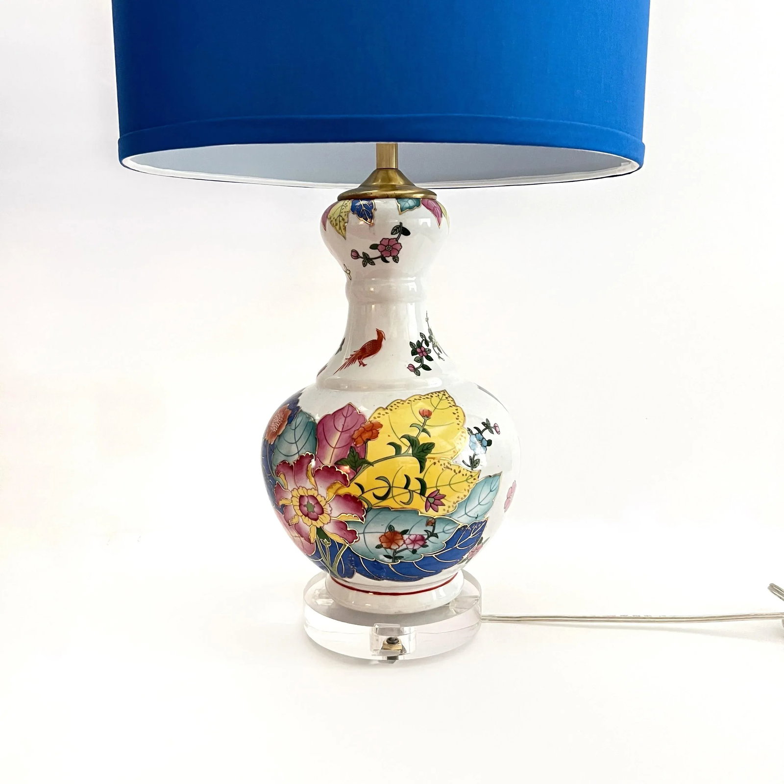 Late 20th Century Chinoiserie Tobacco Leaf Porcelain Lamps With Hued Blue Shades - a Pair - 7