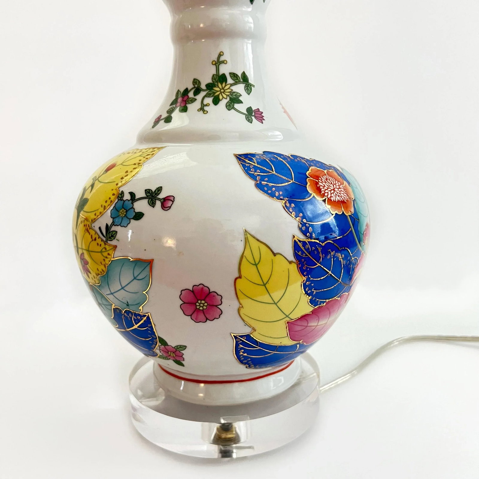 Late 20th Century Chinoiserie Tobacco Leaf Porcelain Lamps With Hued Blue Shades - a Pair - 9