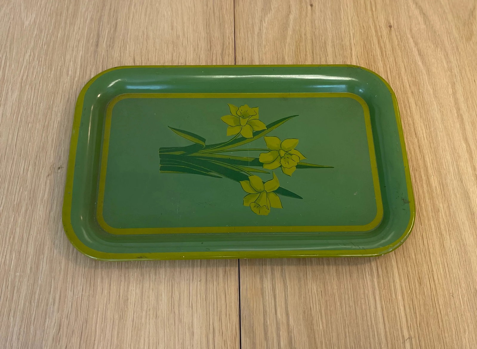 Vintage 1960s Small Painted Metal Tray With Daffodils Design - 2