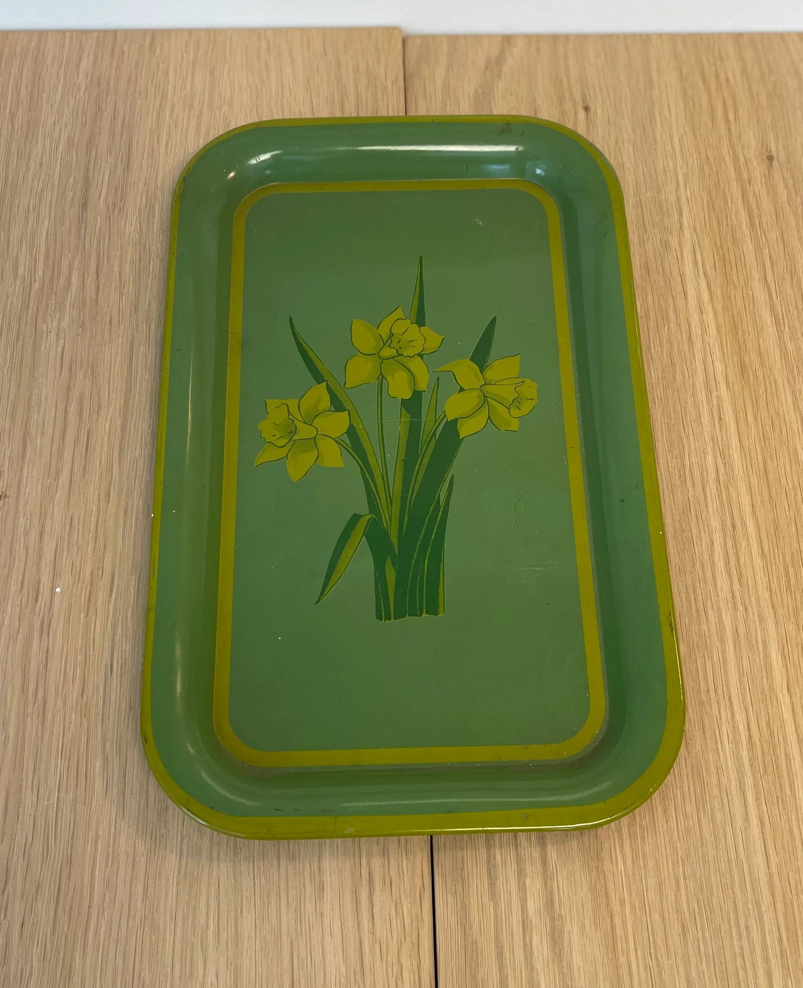 Vintage 1960s Small Painted Metal Tray With Daffodils Design - 5