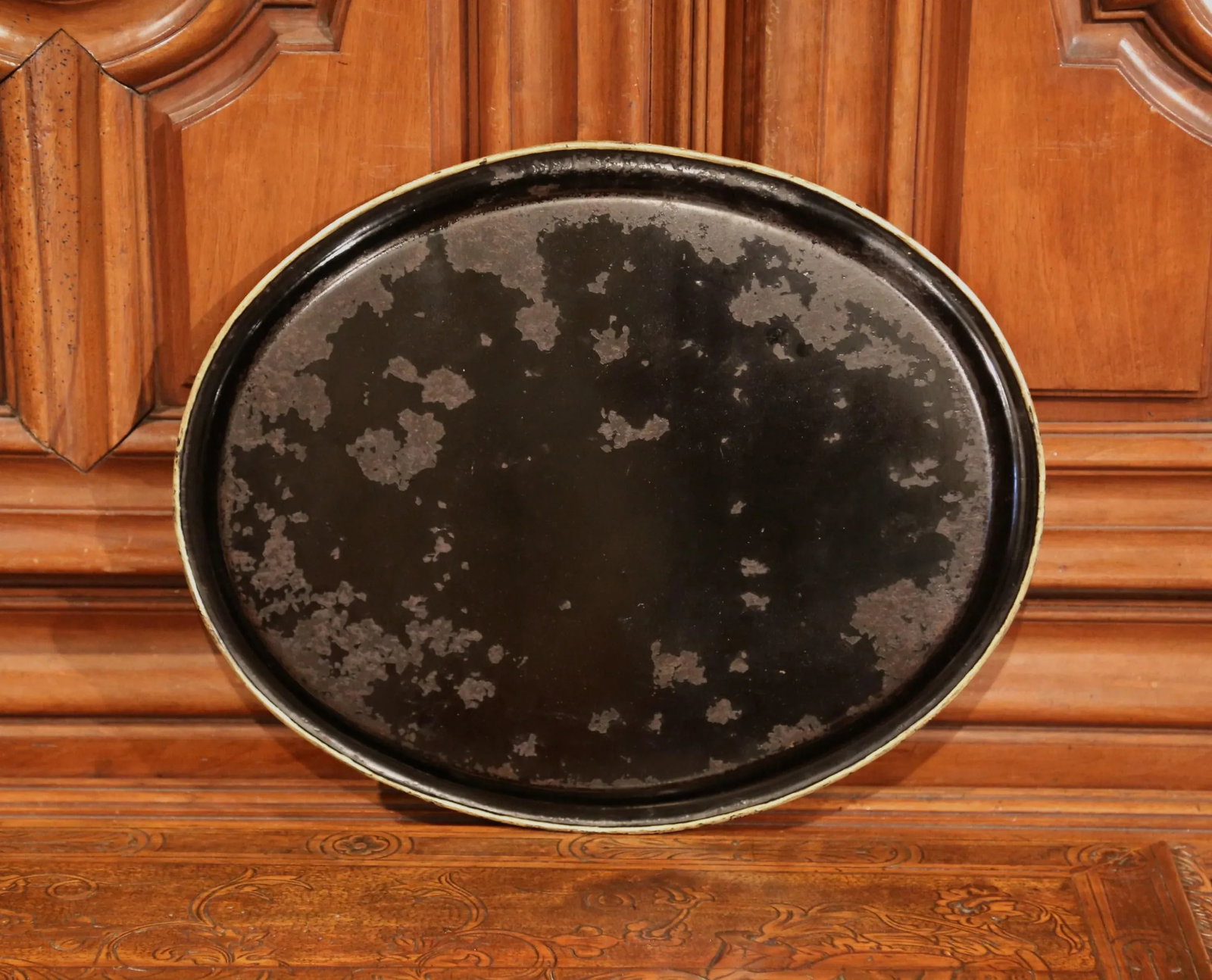 19th Century French Napoleon III Hand-Painted Oval Tole Tray With Family Scene - 5