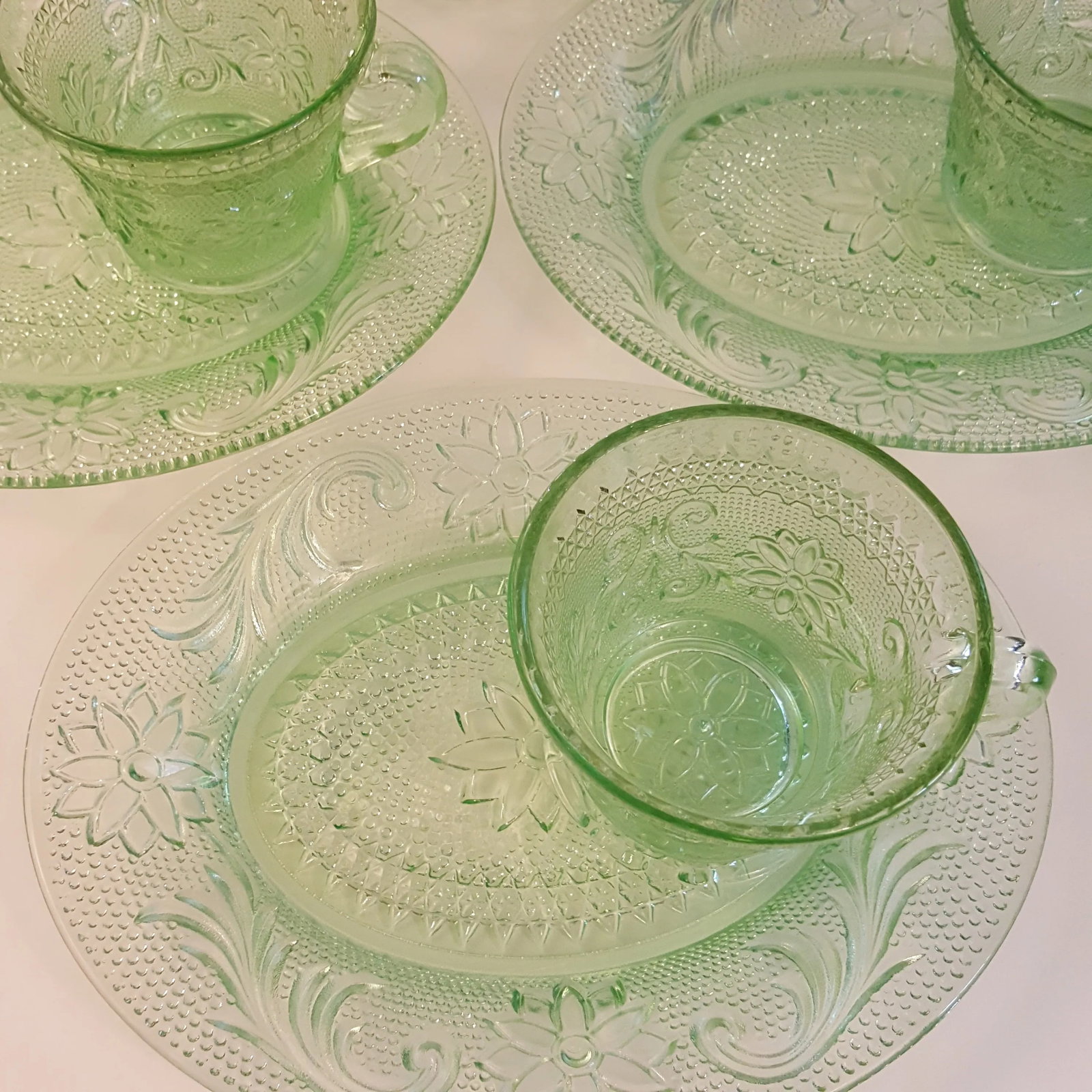 Indiana Glass Sandwich Green Luncheon Plates & Cups - Set of 4 - 2