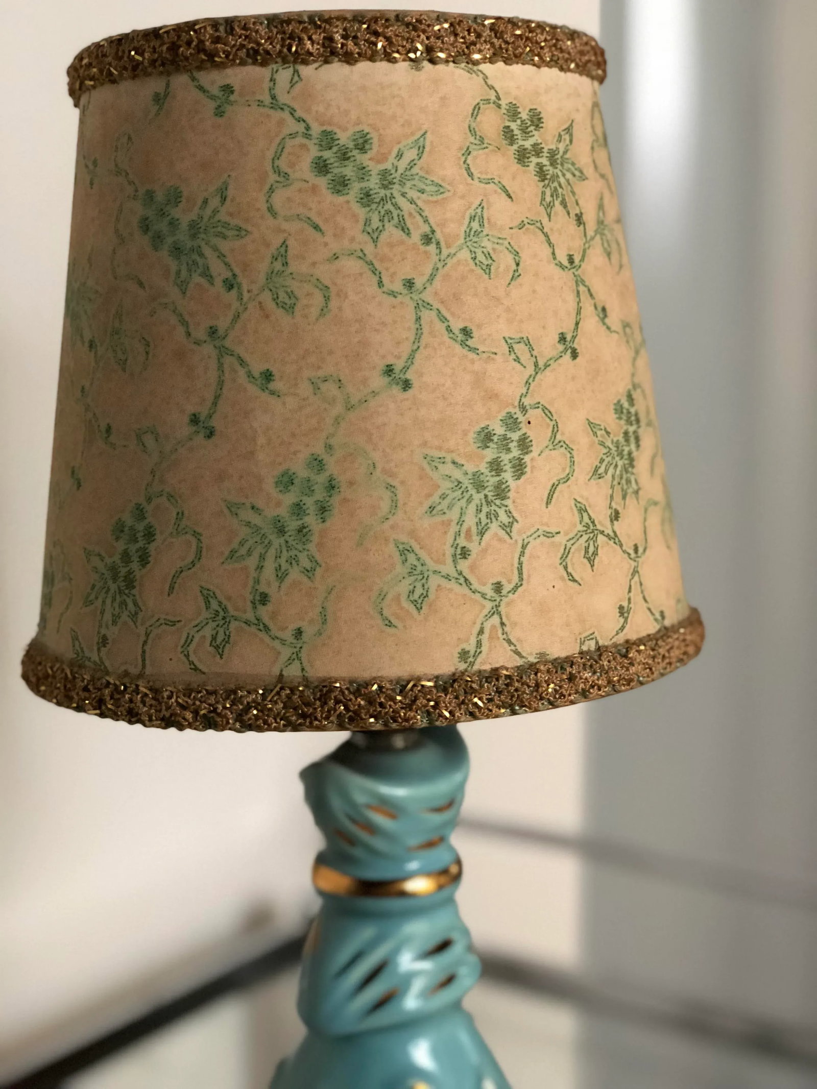 Mid Century Turquoise and Gold Table Lamp With Original Floral Shade - 7